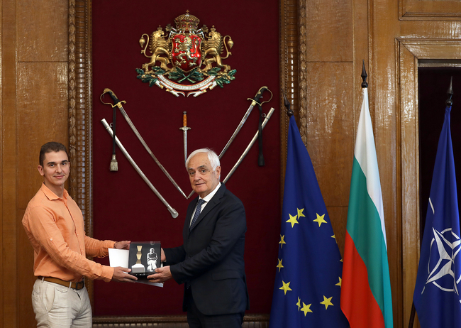 Генерал-майор Нейко Ненов е удостоен посмъртно с награда за 25-ата годишнина на Бригада „Югоизточна Европа“