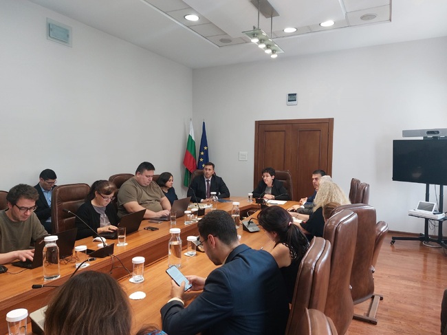 Пресконференция на заместник министър-председателя и министър на финансите Людмила Петкова във връзка с процедурата по изготвяне на Националния средносрочен фискално-структурен план за периода 2025-2028 г. и бюджетната процедура за изготвянето на Бюджета за 2025 година