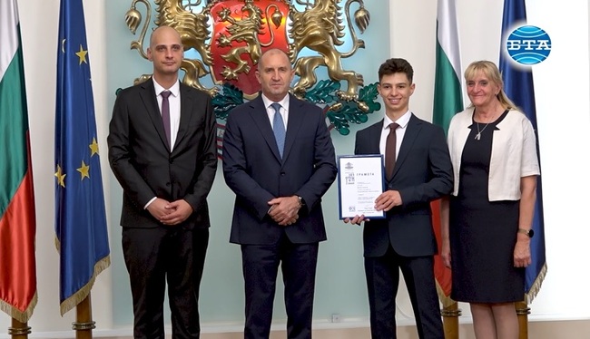 Президентът Румен Радев връчи тазгодишните награди "Джон Атанасов" на млади български таланти в компютърните науки и на техни преподаватели