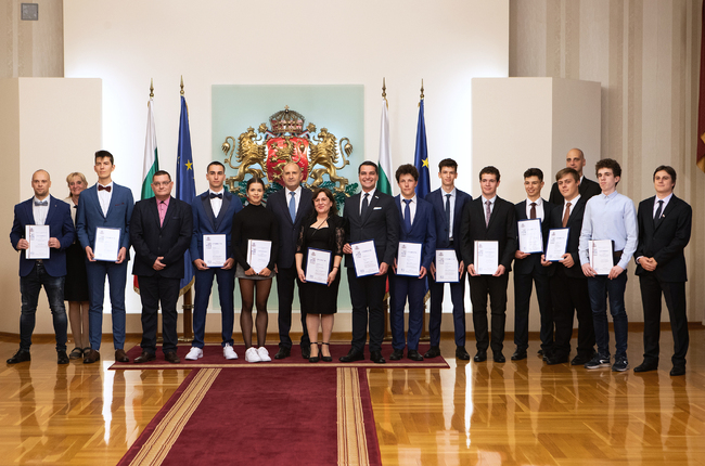 Държавният глава връчи отличията на лауреатите на президентската инициатива Награда „Джон Атанасов“ за 2024 година