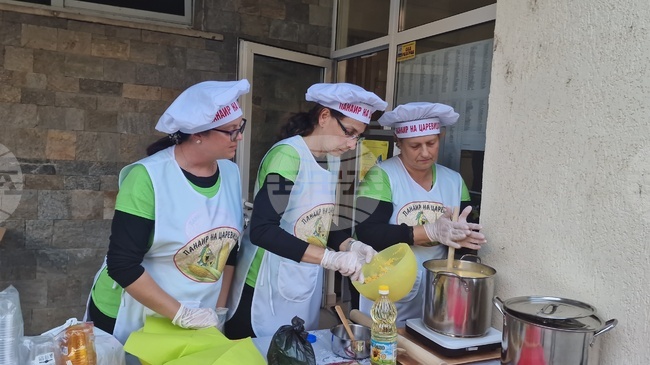 Качамак, приготвен на място от музейни специалисти и царевични ястия опитаха гостите на царевичното парти в Исперих