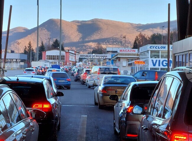 Интензивен е трафикът на ГКПП „Калотина“ за леки автомобили