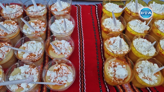 Качамак, приготвен на място от музейни специалисти и царевични ястия опитаха гостите на царевичното парти в Исперих