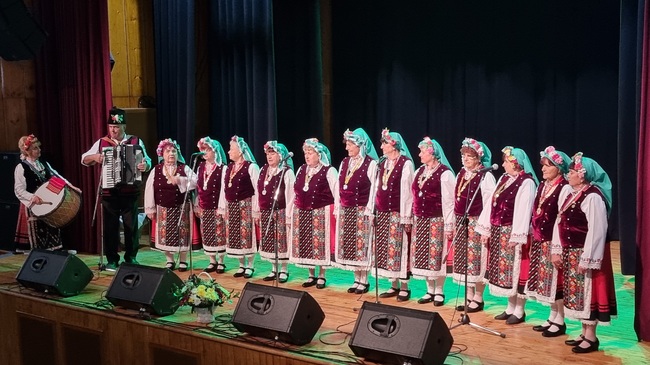 Фолклорните групи към пенсионерските клубове в Добрич отбелязаха с концерт днес Международния ден на възрастните хора