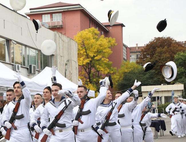 Военномедицинска академия: Още 18 военни лекари получиха офицерски пагони