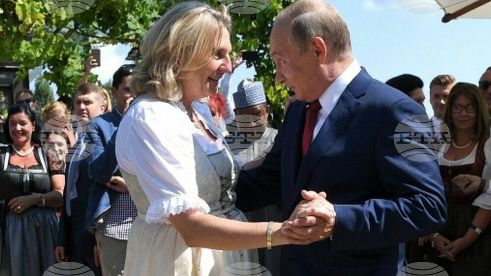 Бившата австрийска външна министърка Карин Кнайсъл остава в управата на "Роснефт"