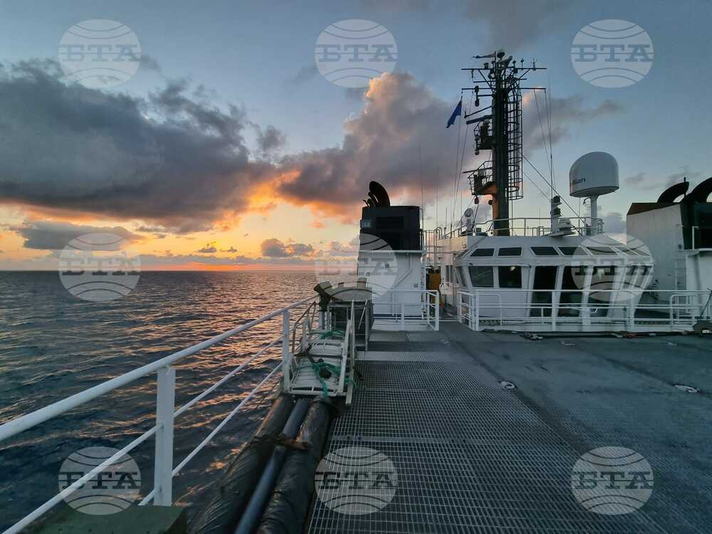 НИК 421 пресича Йонийско море