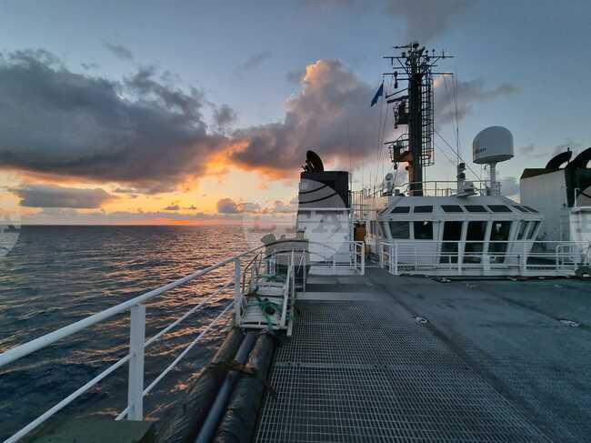 Научноизследователският кораб "Св. св. Кирил и Методий" e на преход през пролива Дрейк