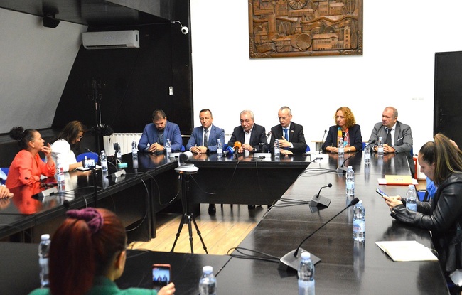 Министър Карадимов: Бившата цигарена фабрика в Благоевград може да се превърне в индустриален център за града