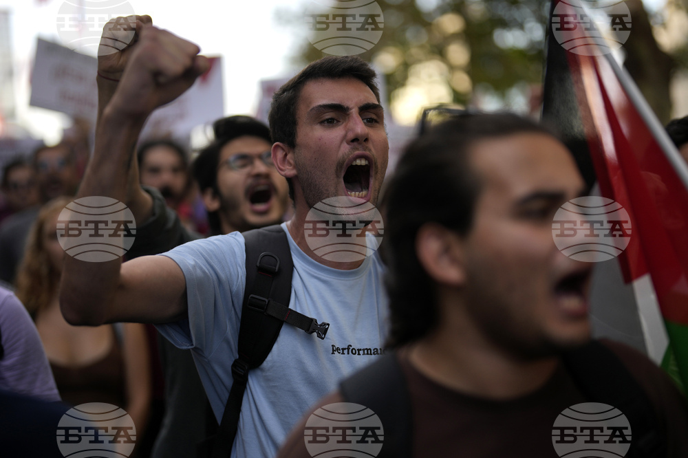 Общински служители в Истанбул протестират срещу операция на турската полиция