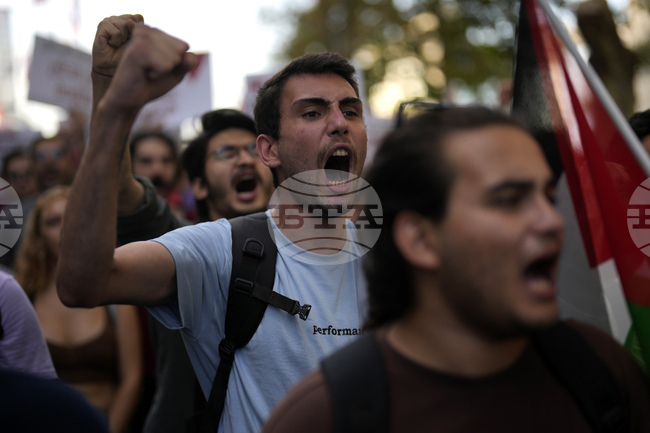 Общински служители в Истанбул протестират срещу операция на турската полиция 