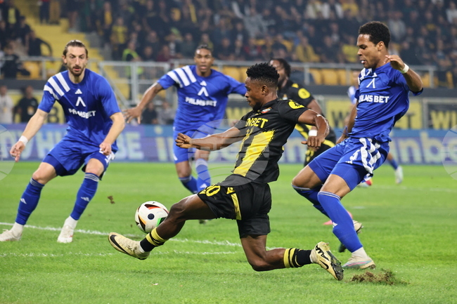 Глоба в размер на 42 000 евро от УЕФА е причината БФС да насрочи мача между Ботев Пловдив и Левски в работен ден следобед