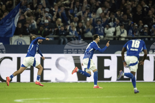 Шалке 04 иска да ангажира бившия си футболист Раул за треньор на представителния тим