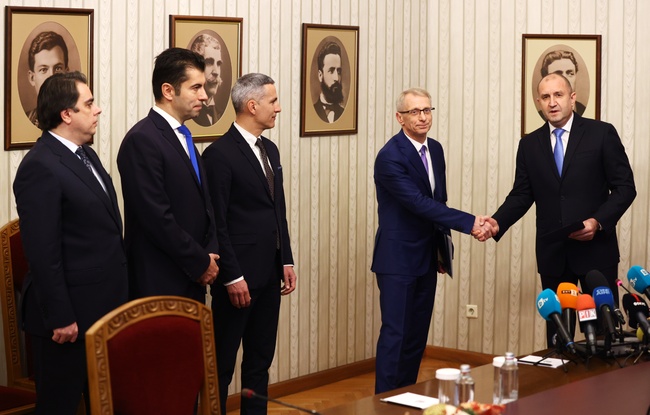 Президентът Румен Радев връчи мандат за съставяне на правителство на Николай Денков от „Продължаваме Промяната“