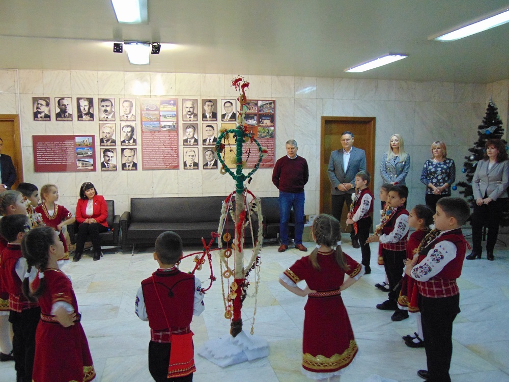 Община Шумен: Деца от детска градина „Светулка“ наричаха за здраве и благоденствие