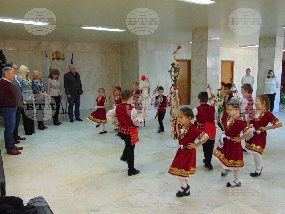Деца от детска градина „Светулка“ наричаха за здраве и благоденствие в община Шумен