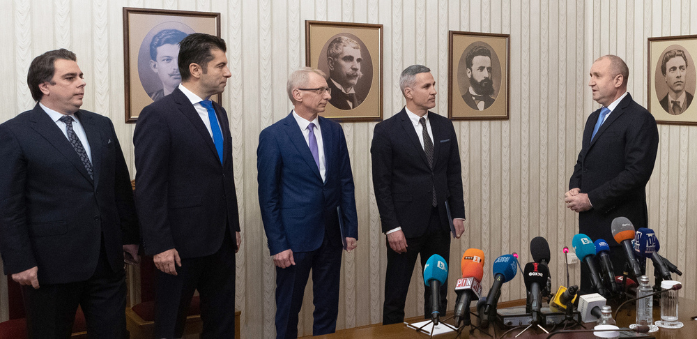 Президентът връчи проучвателен мандат за съставяне на правителство на втората парламентарна група в 48-ото Народно събрание