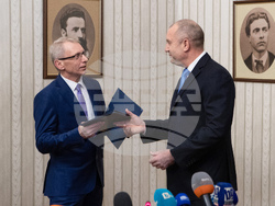 Снимка: Прессекретариат - Президентът връчи проучвателен мандат за съставяне на правителство на втората  парламентарна група в 48-ото Народно събрание