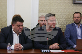 Парламент - "Продължаваме Промяната" - партии - среща