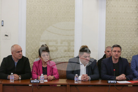 Парламент - "Продължаваме Промяната" - партии - среща