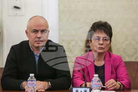 Парламент - "Продължаваме Промяната" - партии - среща