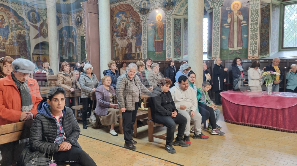 Търговище - църква „Св. Успение Богородично“ - неделна служба