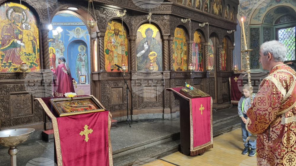 Търговище - църква „Св. Успение Богородично“ - неделна служба