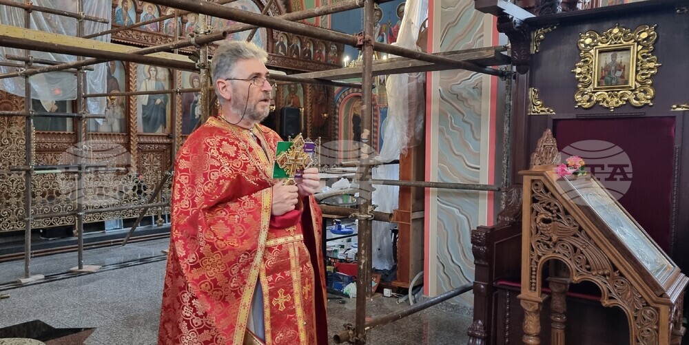 Шумен - църква „Свети Три Светители“ - неделна служба