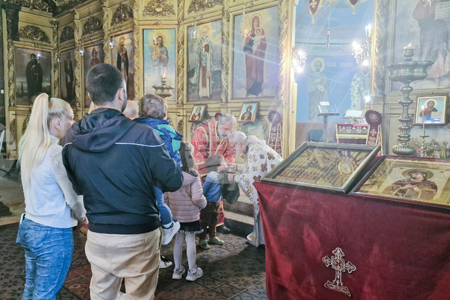 Разград - църква „Св. Николай Мирликийски Чудотворец“ - неделна служба