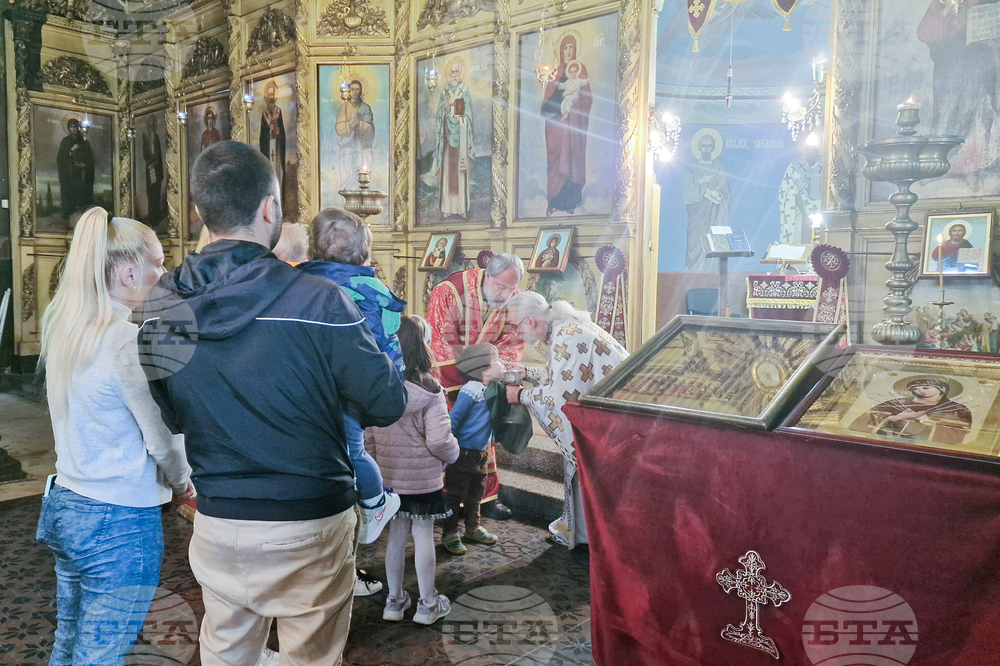 Разград - църква „Св. Николай Мирликийски Чудотворец“ - неделна служба