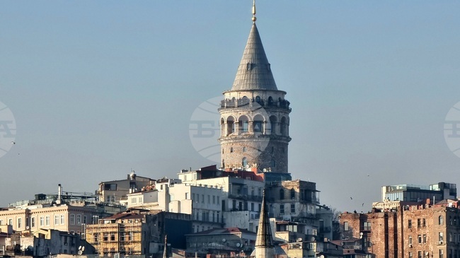 Властите в Турция затвориха хотел и задържаха 11 души заради предполагаемо хранително отравяне, причинило смъртта на жена и двете ѝ деца 