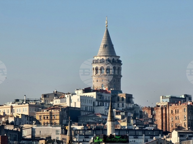 Властите в Турция затвориха хотел и задържаха 11 души заради предполагаемо хранително отравяне, причинило смъртта на жена и двете ѝ деца 