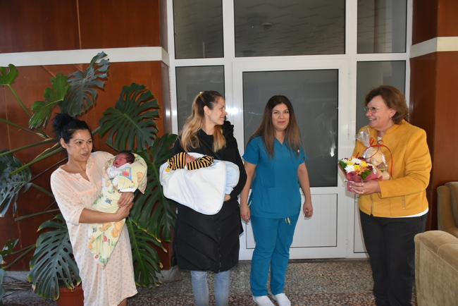 С подаръци кметът на Ловеч посети майките  на бебетата, родени на предела към Новата година