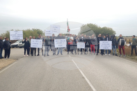 Село Бреница - протест - затворен път