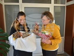 С подаръци кметът на Ловеч посети майките  на бебетата, родени на предела към Новата година