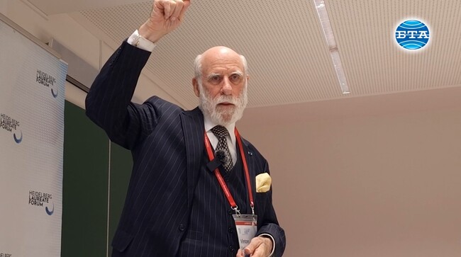 Психолози трябва да съветват компютърните специалисти за въздействието на технологиите върху обществото, каза за БТА Винт Сърф, един от бащите на интернет