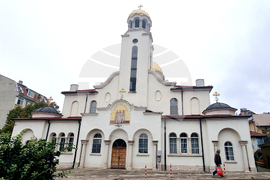 Шумен - църква „Свети Три Светители“ - неделна служба