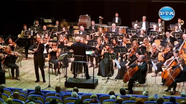 С концерт на Симфоничния оркестър на БНР с диригент Георги Димитров и солист Марио Хосен завърши фестивалът „Варненско лято“
