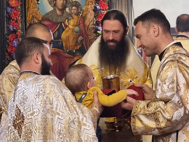 Светата църква иска да ни научи да имаме доверие на Бога, каза в проповедта си митрополит Арсений