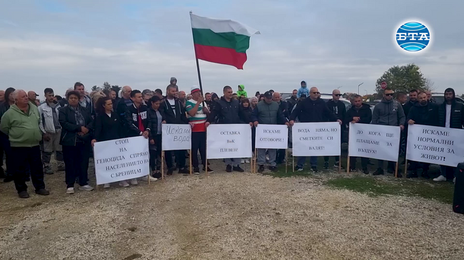 Жители на село Бреница блокираха участък от пътя Кнежа - Долни Дъбник в знак на протест заради безводие