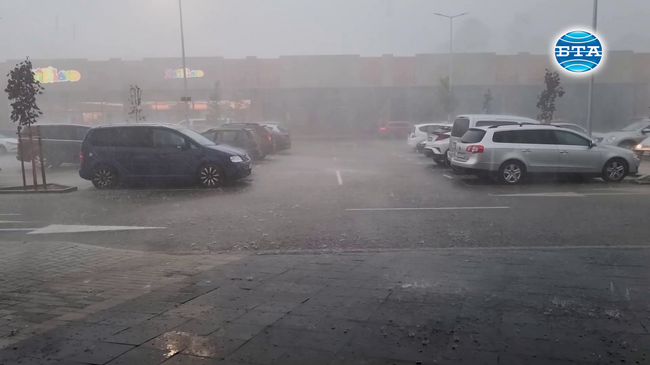 Порой с градушка се изсипа над Добрич