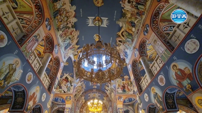 Със света литургия бе тържествено отбелязан краят на цялостното изографисване на катедралния храм в Ловеч