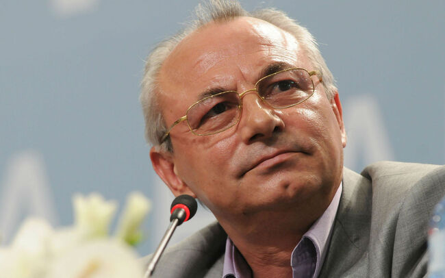 Почетният председател на ДПС Ахмед Доган пристигна в столичен хотел с ръководството на парламентарната група на "Демокрация права и свободи" - ДПС