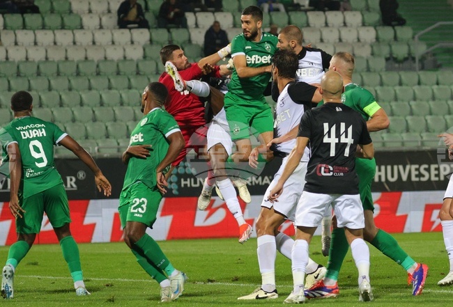 Гол на Петър Станич в добавеното време донесе точка за Лудогорец срещу десетима от Локомотив (Пловдив), двата отбора продължават без загуба