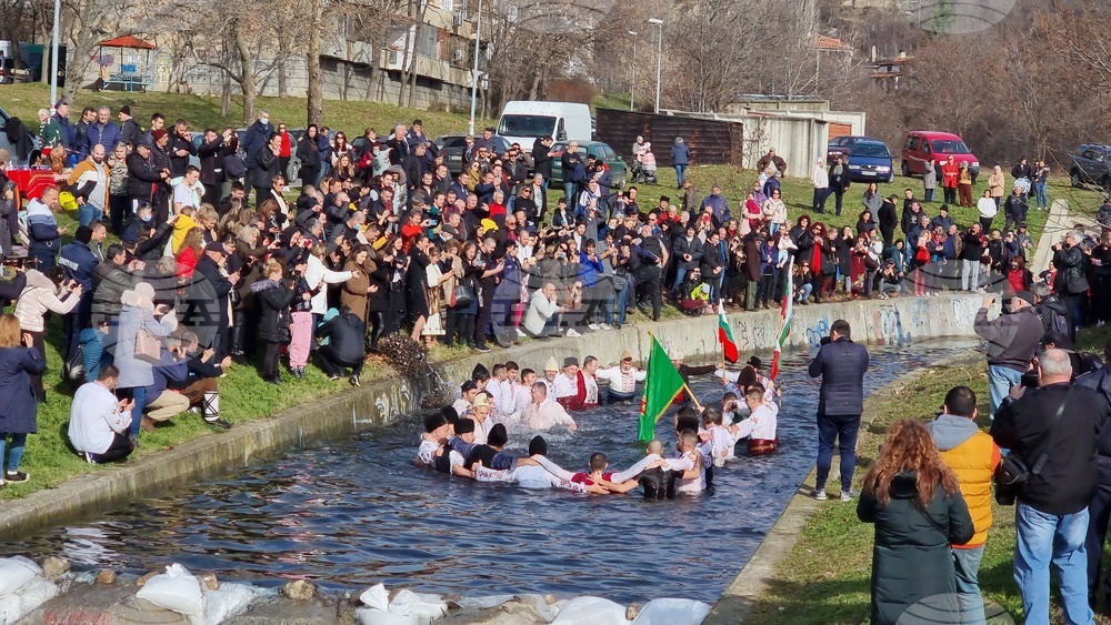 За осма година в река Новоселска в Сливен ще се играе "мъжко хоро" след Богоявленския водосвет