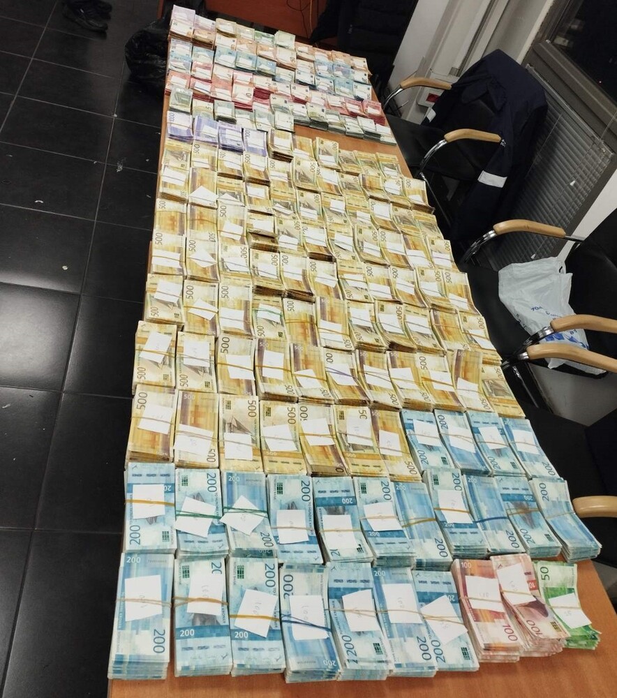 Агенция "Митници": Недекларирана валута за над 2 118 000 лева откриха митническите служители на МП Капитан Андреево