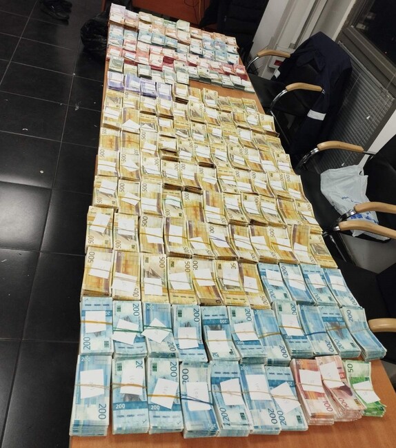Агенция "Митници": Недекларирана валута за над 2 118 000 лева откриха митническите служители на МП Капитан Андреево