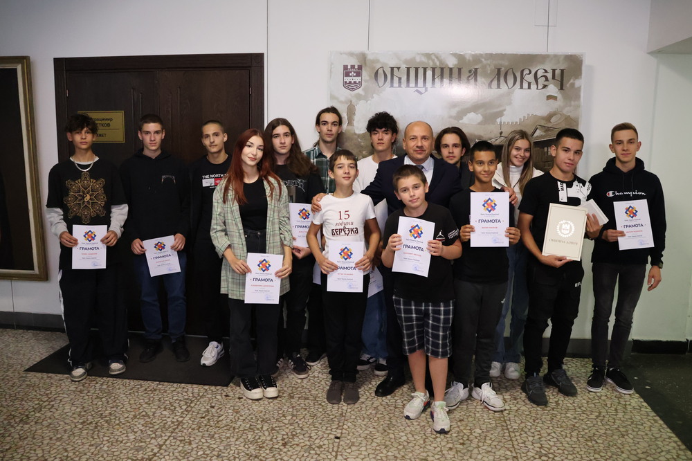 Община Ловеч: Кметът награди и благодари на участниците в програмата на фестивала на побратимените градове