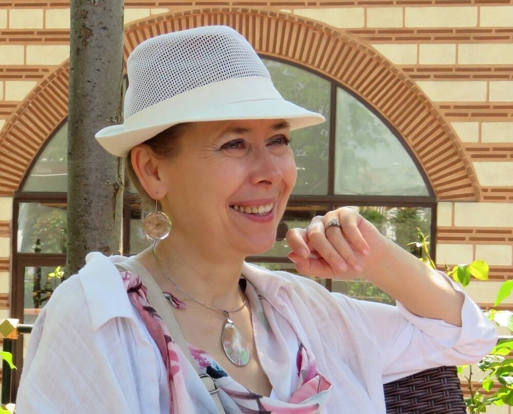 Литературна среща „Под бомбетата на дърветата и на други места“ с поетите Даниела Иванова-Найберг и Азиз Назми Шакир ще се състои в Пловдив