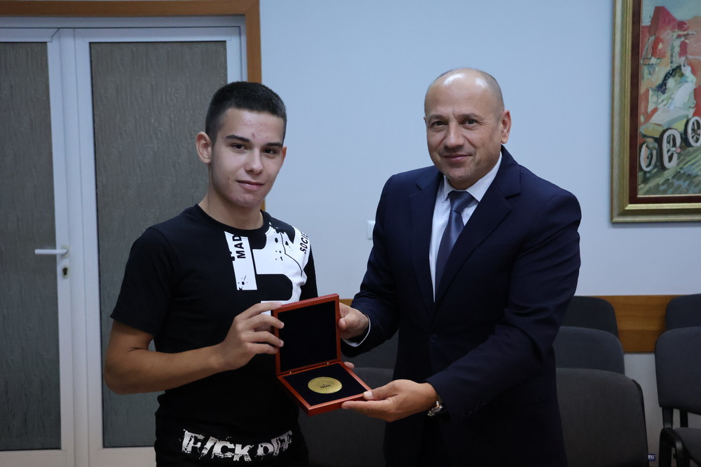 Община Ловеч: Кметът награди ученика от Езиковата Траян Бешков за златния медал от олимпиадата в Румъния